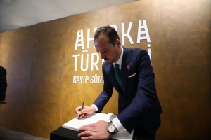 Kürşad Zorlu, “Ahıska Türkleri – Kayıp Sürgünün İzinde” Sergisini Ziyaret Etti