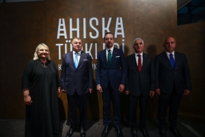 Kürşad Zorlu, “Ahıska Türkleri – Kayıp Sürgünün İzinde” Sergisini Ziyaret Etti