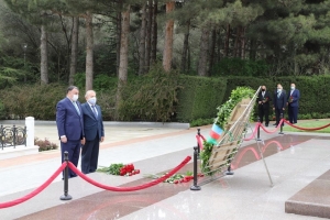 Genel Başkan Ziyatdin Kassanov, Haydar Aliyev’in Kabrini Ziyaret Etti