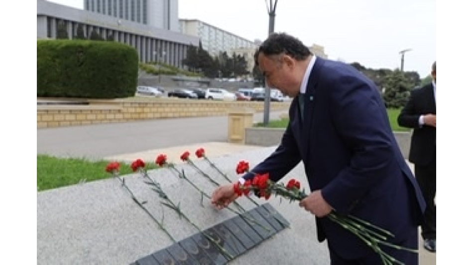 Genel Başkan Ziyatdin Kassanov, Haydar Aliyev’in Kabrini Ziyaret Etti