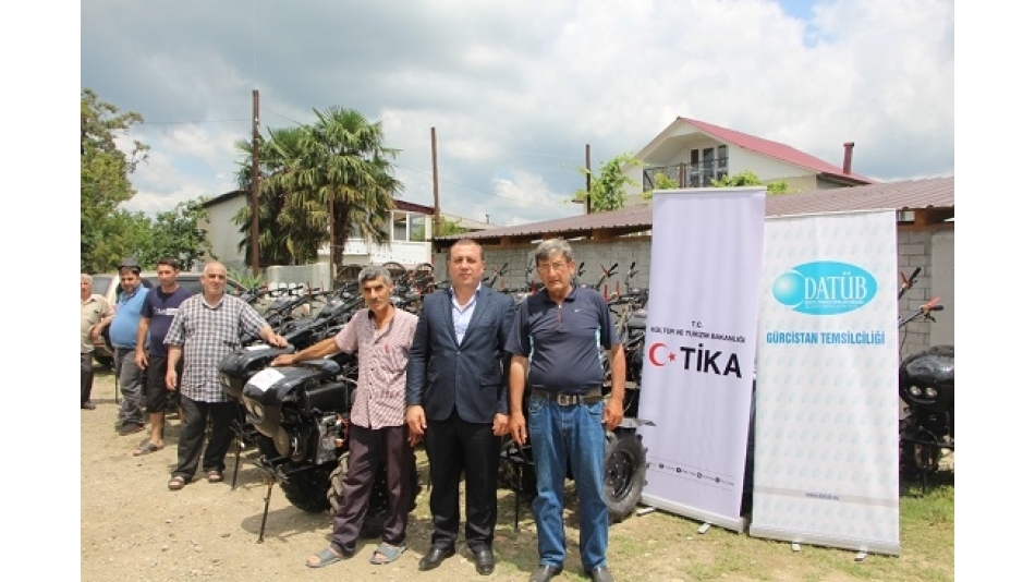 ​DATÜB Gürcistan Temsilciliği TİKA ile birlikte 2 aşama el traktörlerini ve fındık temizleme makinesi dağıtımı gerçekleştirdi