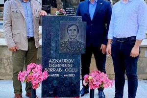 Milli Kahraman İskender Aznaurov 27 Eylül Karabağ Şehitlerini "Anım Günü"nde Bakü'deki Mezarı Başında Anıldı