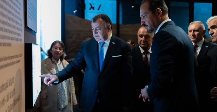 Kürşad Zorlu, “Ahıska Türkleri – Kayıp Sürgünün İzinde” Sergisini Ziyaret Etti